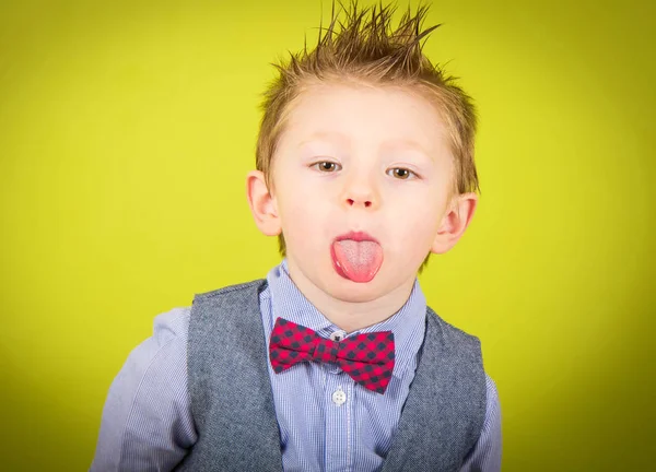 Niño Sonriente Con Camisa Pajarita —  Fotos de Stock