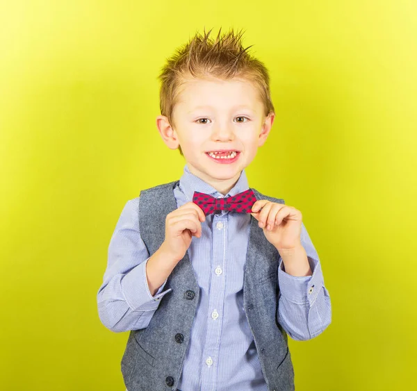 微笑的孩子安排弓领带 — 图库照片