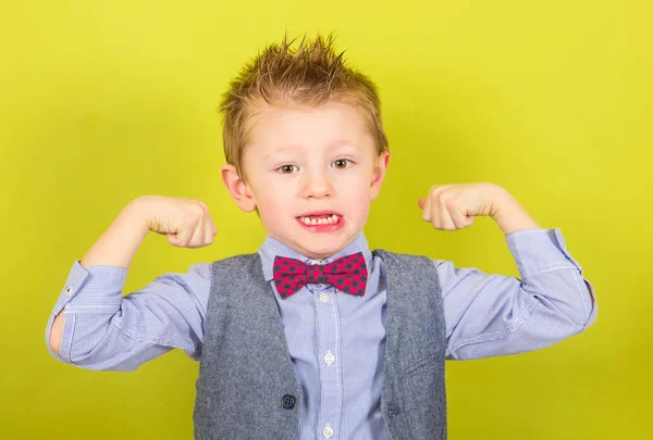 Niño sonriente que muestra músculos —  Fotos de Stock