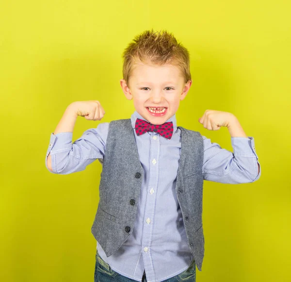 Glimlachend kind die spieren toont — Stockfoto