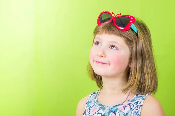 Chica sonriente con gafas de sol de mariposa —  Fotos de Stock