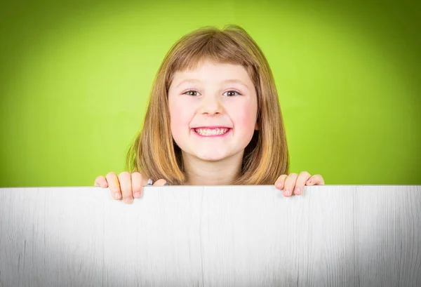 Petite Fille Souriante Avec Panneau Blanc — Photo