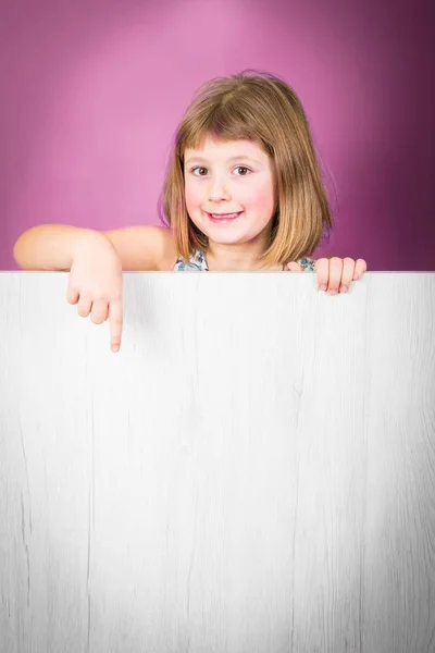 Niña Sonriente Con Panel Blanco —  Fotos de Stock