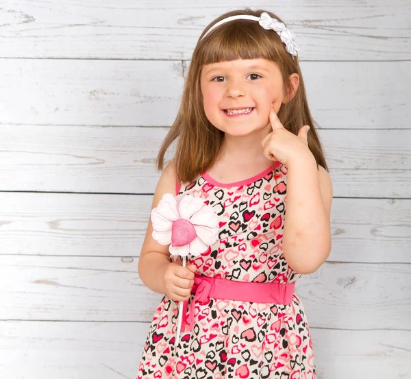 Smiling Girl Wit Flower Lollipop — Stock Photo, Image