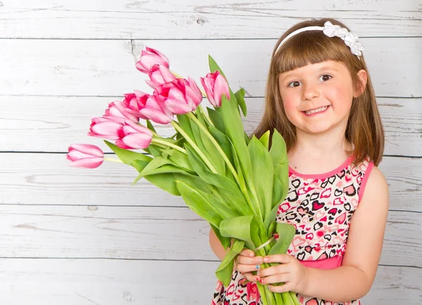 Mosolygós Kislány Rózsaszín Tulipánok Kezében Egy Csokor — Stock Fotó