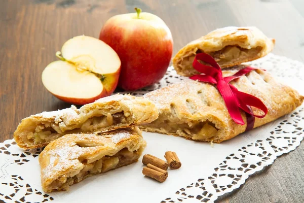 Apfelstrudel med äpple och kanel — Stockfoto