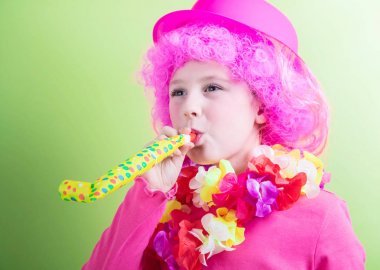     Karnaval maskesi ile mutlu kız