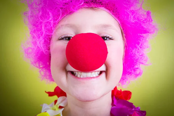 カーニバル マスクと幸せな女の子 — ストック写真