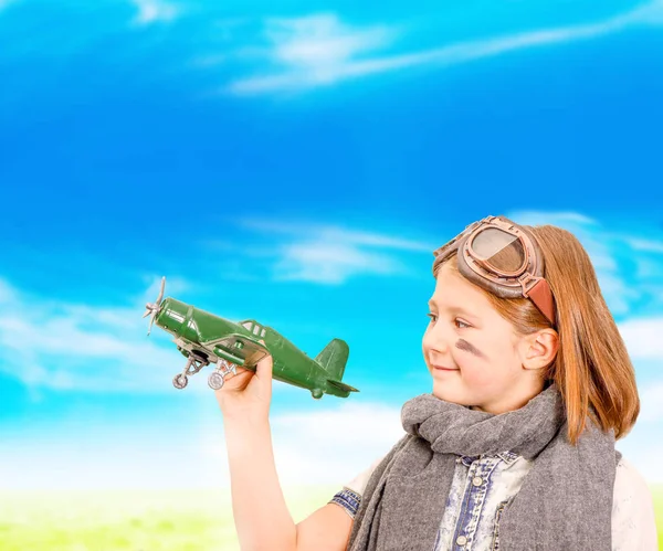 Jonge Vlieger Spelen Met Speelgoed Vliegtuig — Stockfoto