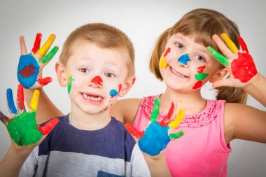 küçük gülümseyen çocuklar el ile renkli boya boyalı