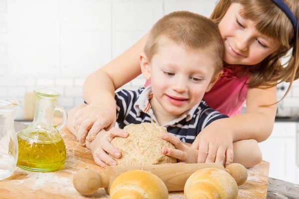 Anak-anak bahagia membuat roti buatan sendiri — Stok Foto