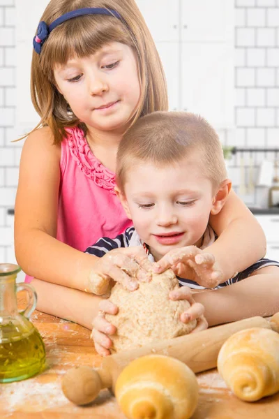 Bambini felici facendo pane fatto in casa — Foto Stock