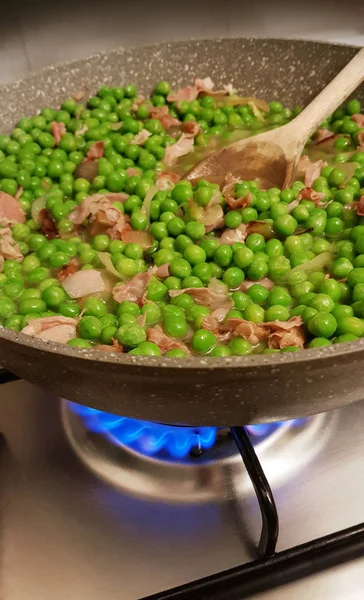 エンドウ豆と調理されたハム鍋 — ストック写真