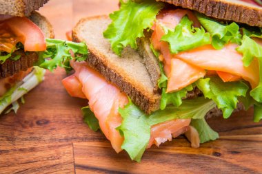 sandviç somon füme, salata ve limon ile