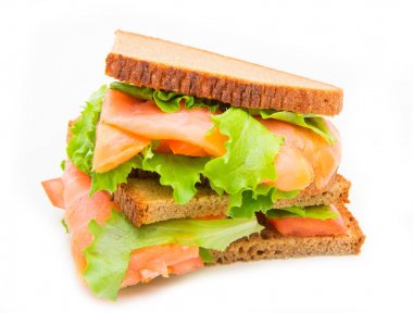 sandviç somon füme, salata ve limon ile