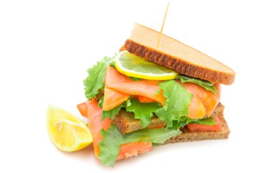 sandviç somon füme, salata ve limon ile