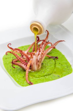 mürekkep balığı dokunaçları ile bezelye çorbası