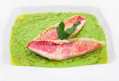 Bezelye çorbası ile kefal fileto