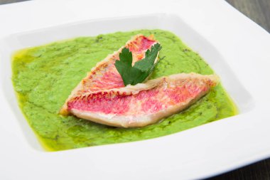 Bezelye çorbası ile kefal fileto