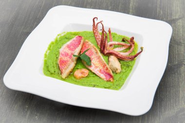 Balık fileto ve kalamar tentacles ile bezelye çorbası