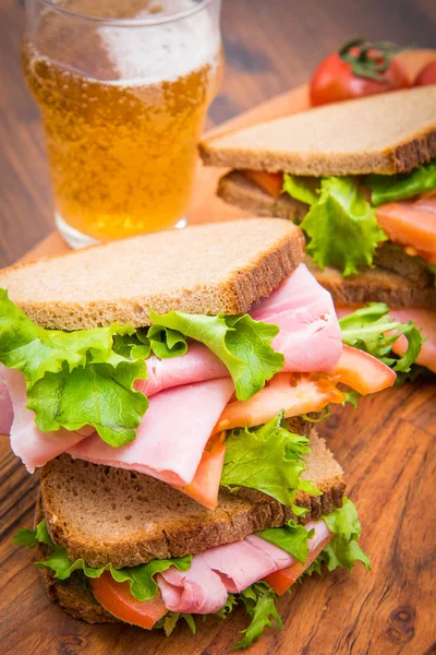 Broodjes met ham, salade en tomaten — Stockfoto