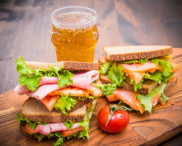 Jambonlu sandviç ve bira bardaklı füme somon. — Stok fotoğraf