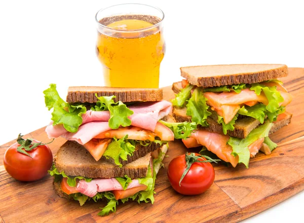 Jambonlu sandviç ve bira bardaklı füme somon. — Stok fotoğraf
