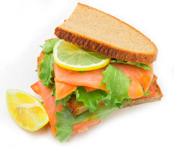 Sandviç somon füme, salata ve limon ile — Stok fotoğraf