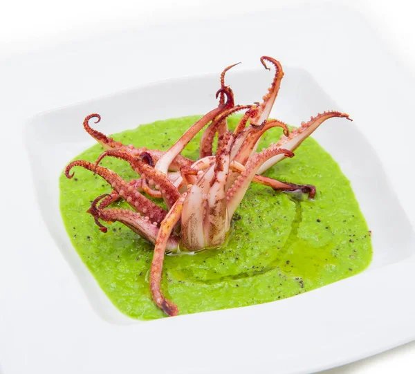 mürekkep balığı dokunaçları ile bezelye çorbası