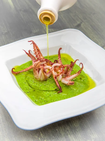 mürekkep balığı dokunaçları ile bezelye çorbası