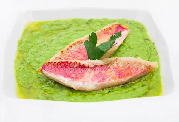 Bezelye çorbası ile kefal fileto