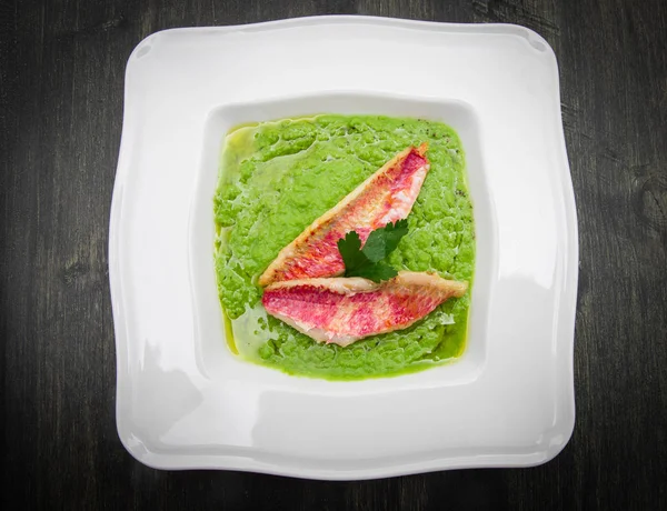 Bezelye çorbası ile kefal fileto