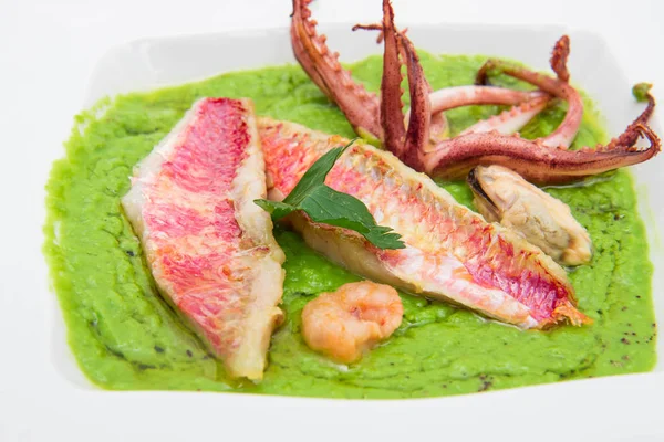 Balık fileto ve kalamar tentacles ile bezelye çorbası