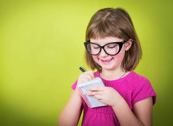 Leende Liten Tjej Med Glasögon — Stockfoto