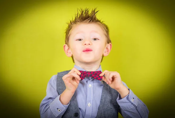 Enfant Souriant Arrangeant Noeud Papillon — Photo