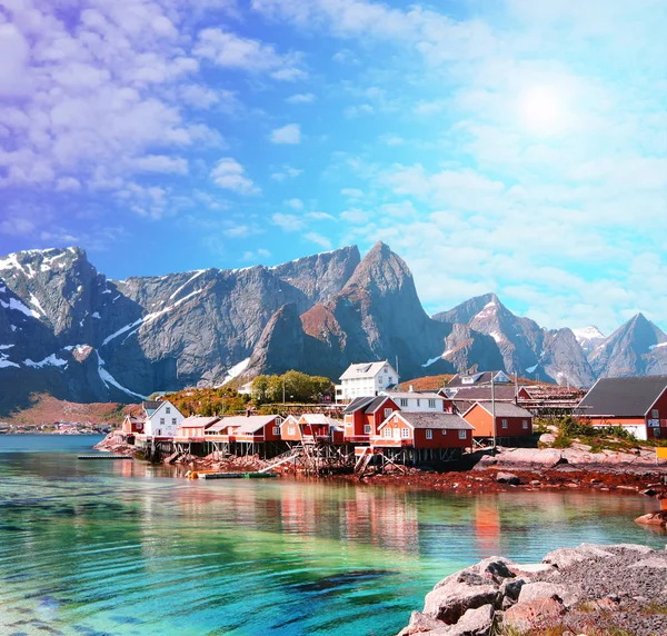 Kleine stad van hamnoy in de buurt van de lofoten in Noorwegen met blauwe lucht — Stockfoto