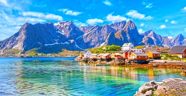 Lilla staden hamnoy nära lofoten i Norge med blå himmel — Stockfoto