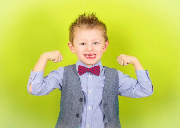 Criança Sorridente Que Mostra Músculos — Fotografia de Stock