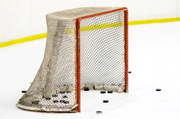 Sommige Ijs Puck Het Net — Stockfoto