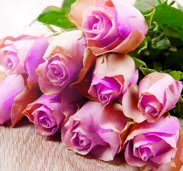 Růžové růže izolované na pozadí dřeva — Stock fotografie
