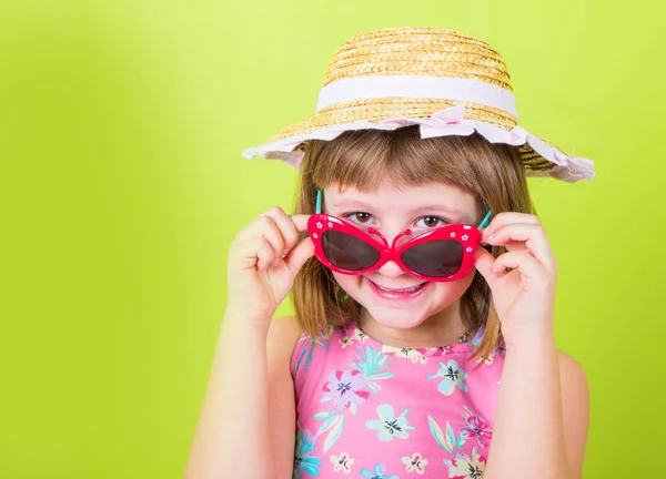 Niña sonriente con sombrero de paja y gafas de sol —  Fotos de Stock