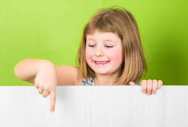 Petite Fille Souriante Avec Panneau Blanc — Photo