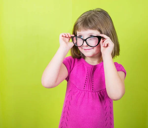 Lächelndes Kleines Mädchen Mit Brille — Stockfoto
