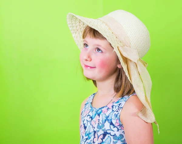 Χαμογελαστό κορίτσι με ψάθινο καπέλο — Φωτογραφία Αρχείου