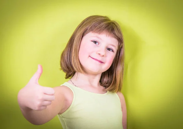 微笑女孩与竖起大拇指 — 图库照片