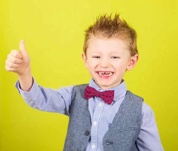 微笑的男孩与竖起大拇指 — 图库照片