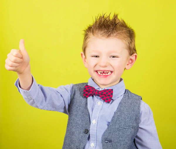 Garçon Souriant Avec Les Pouces Levés — Photo