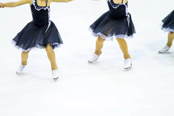 Two skaters doing ice skating — Stock Photo, Image