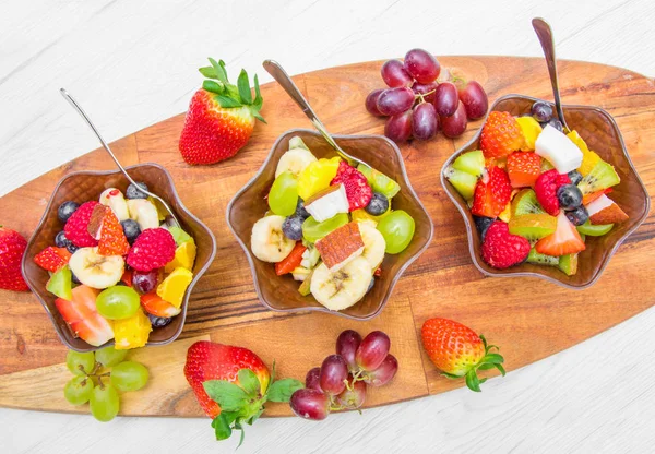 Tazón Pequeño Con Ensalada Frutas Mesa Madera —  Fotos de Stock