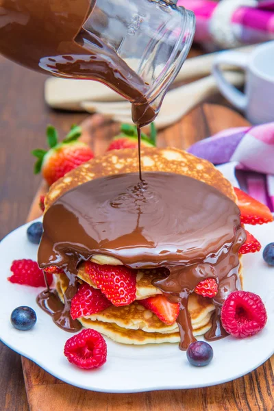 Блюдо Блинами Клубникой Малиной Черникой Шоколадом — стоковое фото